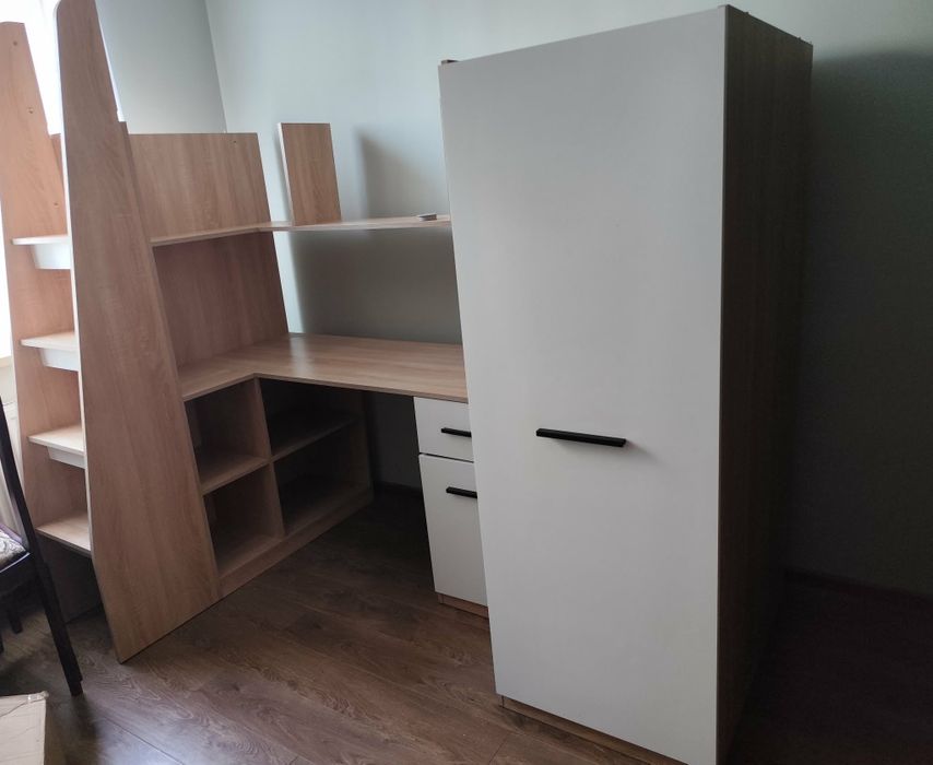 Zestaw mebli do pokoju dziecięcego, biurko z szafą i łóżkiem piętrowym