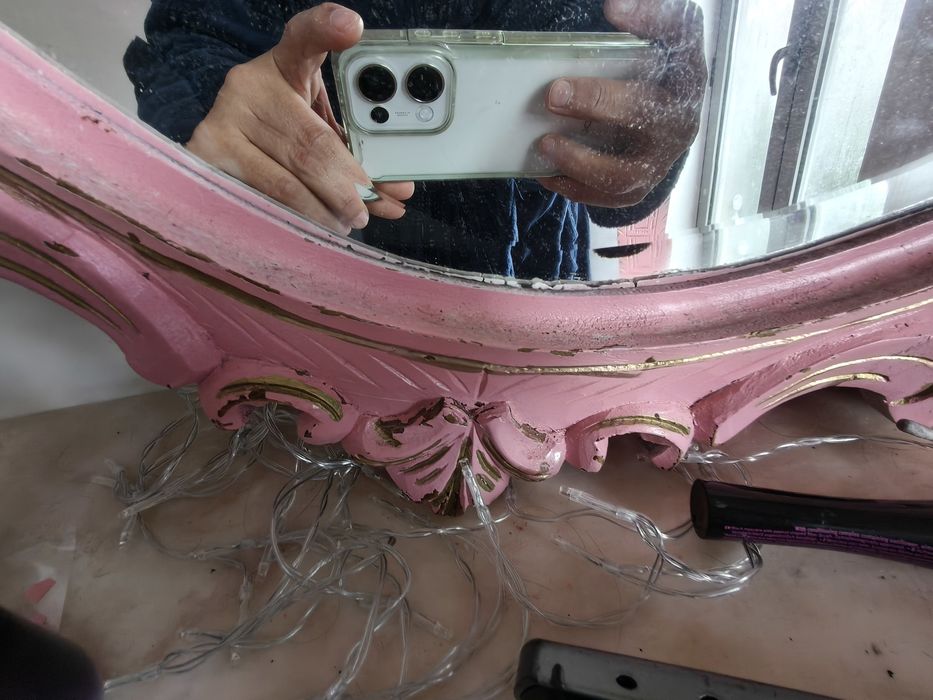 Penteadeira antiga com 2 cadeiras.