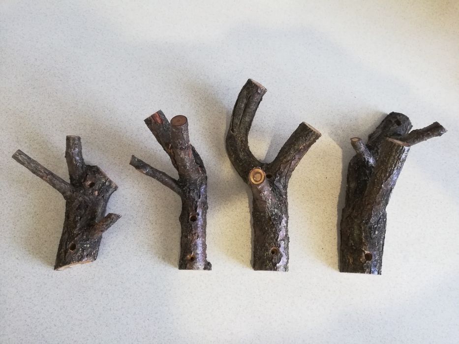 Деревянная вешалка на три крючка