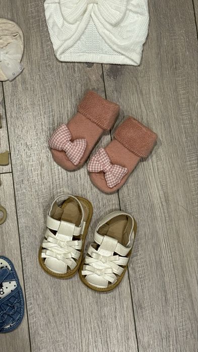 Повязка на голову, пінетки, топіки, шапочки на дівчинку 0-12 місяців