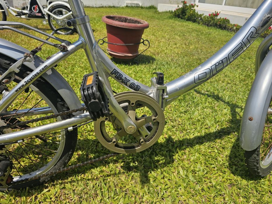 Bicicleta marca qūer, toda em inox