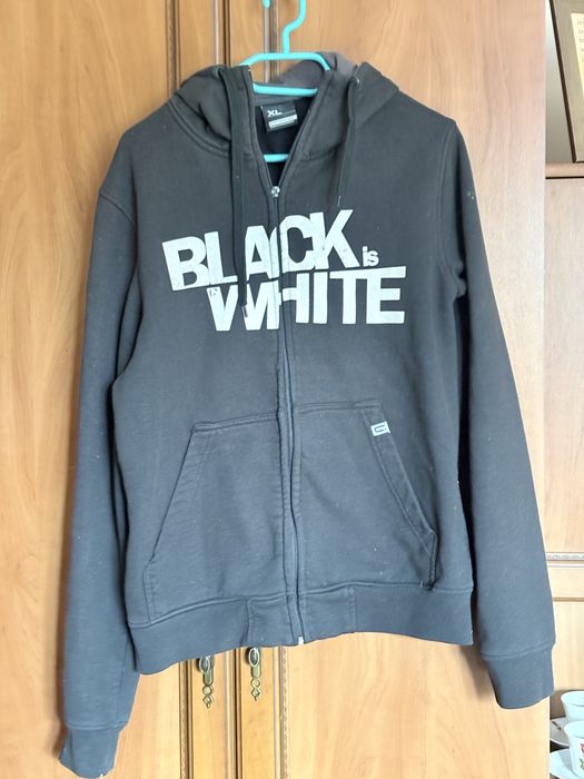 Bluza męska XL czarna z kapturem CROPP nadruk Black is White dresowa