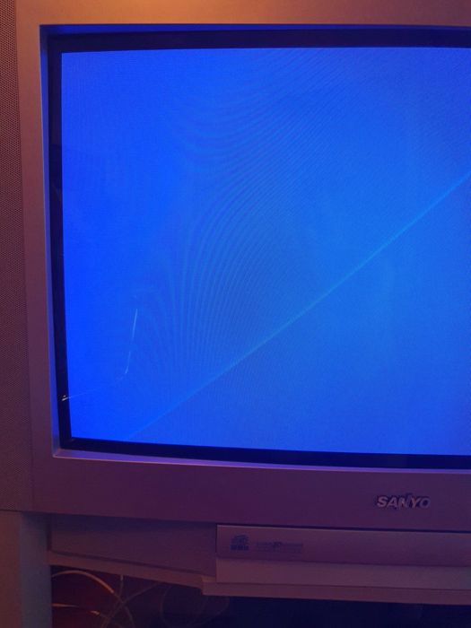 Televisao sanyo com som surround e movel tv