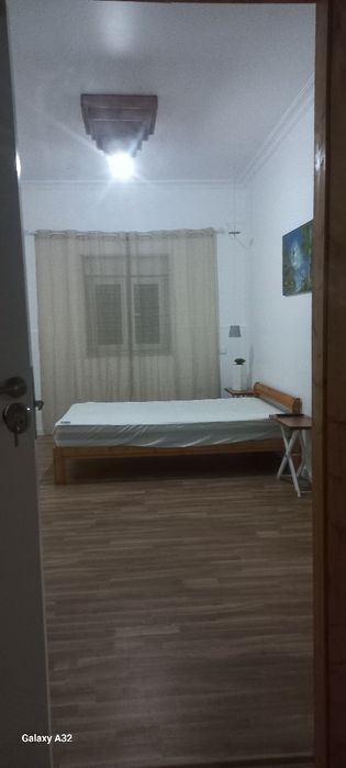Quartos com casa de banho privada  , cozinha com todos os electrodomésticos  , 290 € com tudo incluido agua luz e net