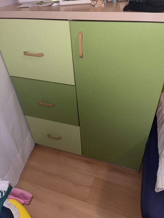 Beliche Triplo com Roupeiro e Cómoda e 2 Colchoes