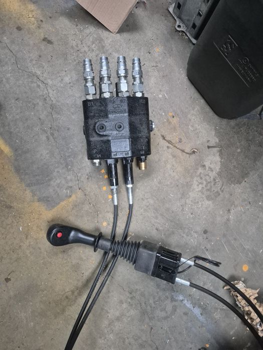 Rozdzielacz hydrauliczny owaivoil do tura ladowacza maszyny nimco