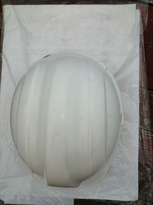 Kask budowlany (hełm) z regulacją.