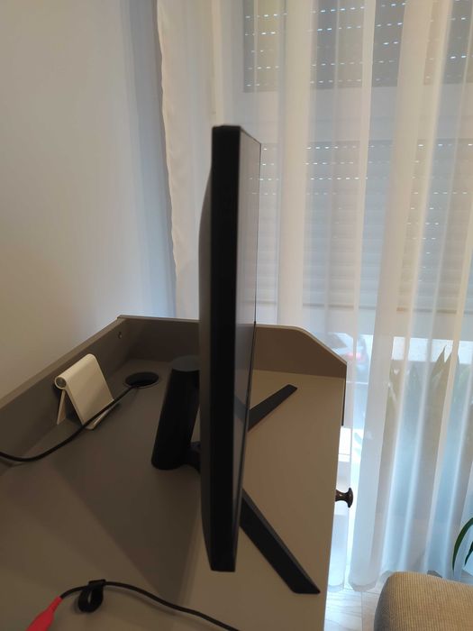 Okazja monitor 24 -calowy z okablowaniem marki LG, model 24MP60G.