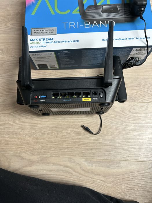 Router Linksys MR8300