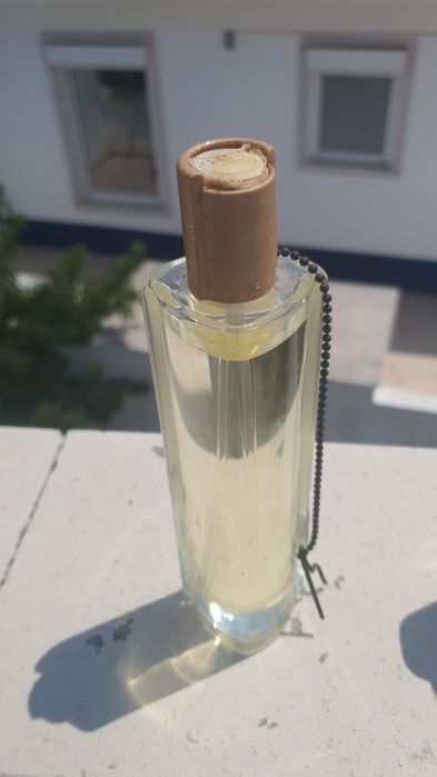Quatro perfumes para venda por 10 euros