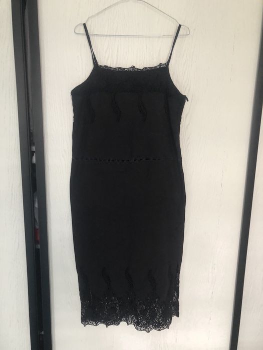 Czarna bawełniana ażurowa sukienka letnia na ramiaczkach