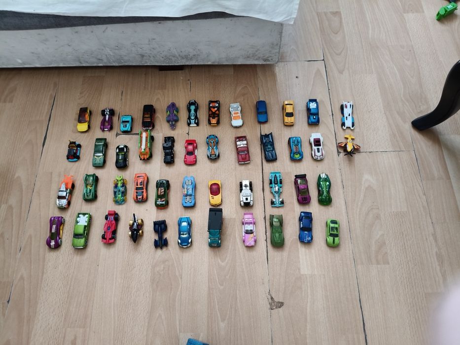 Zestaw samochodzików Hot Wheels 46 sztuk