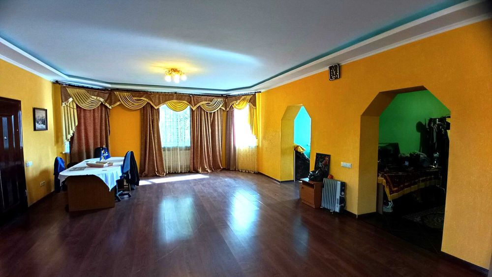 Добротній,жилий будинок біля лісу та недалеко від озера.с.Завалівка