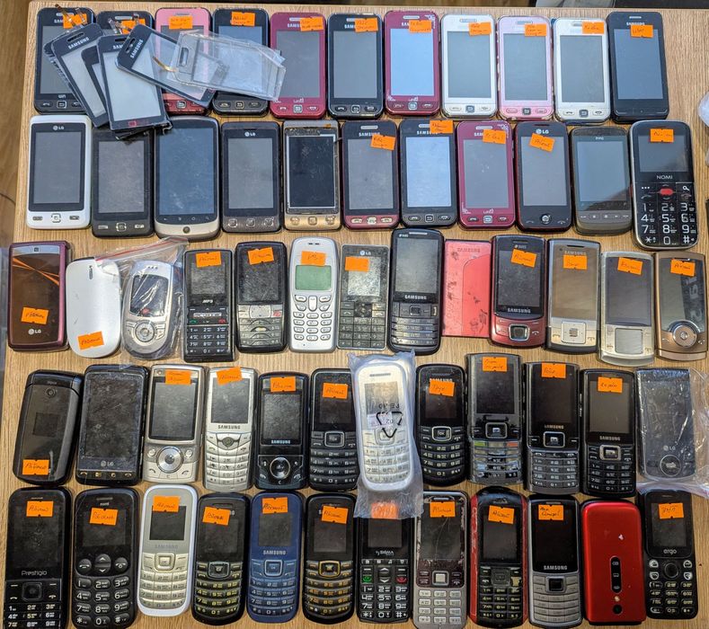 Лот різних моделей телефонів Nokia та Sony Ericsson стани різні