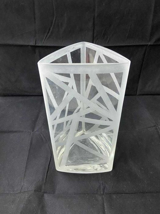 Jarra transparente e foscada triangular
