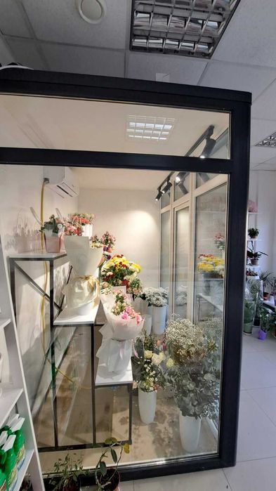 Холодильна вітрина для квітів, холодильник.