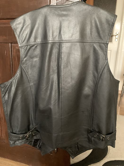 Стильна чорна жилетка зі шкіри