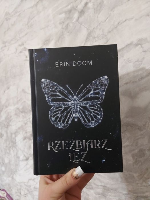 Rzeźbiarz łez – Erin Doom twarda oprawa bestseller prezent