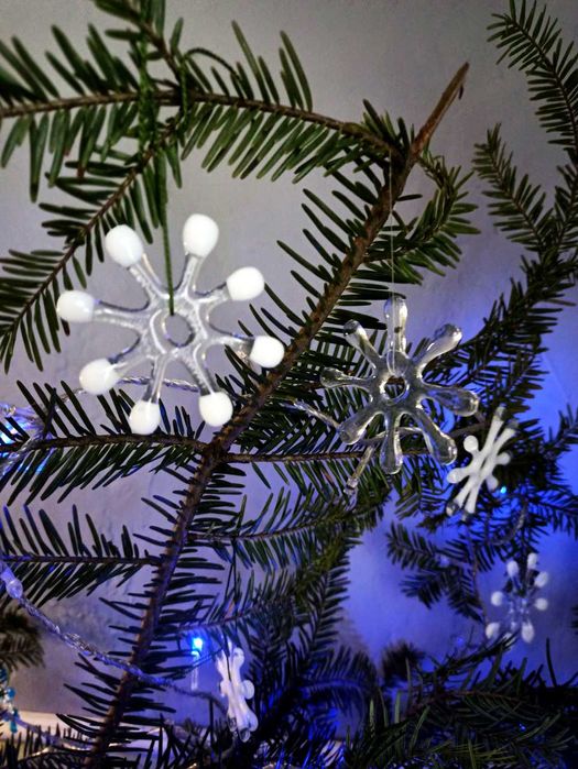 Сніжинки на ялинку, декор