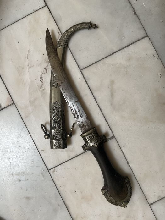 Adagas Árabes e lima para afiar
