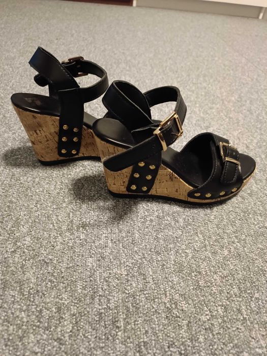 Sandałki na koturnie korkowym