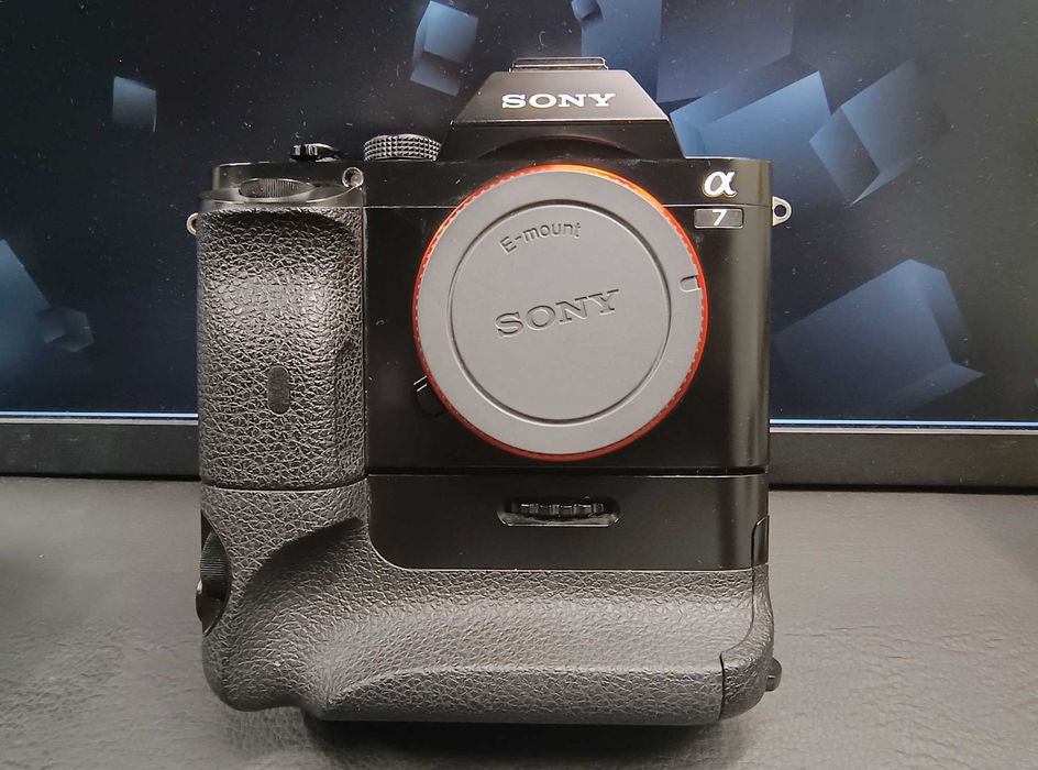 Sony A7+бат блок vg-c1em+акумулятор+обʼєктив Viltrox (пробіг 3500)