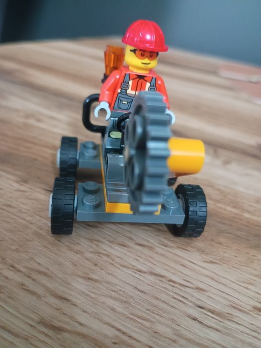 LEGO City Brzęczysław Piła na placu budowy