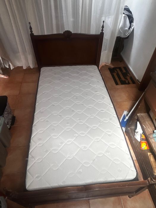 Cama e Colchão de solteiro
