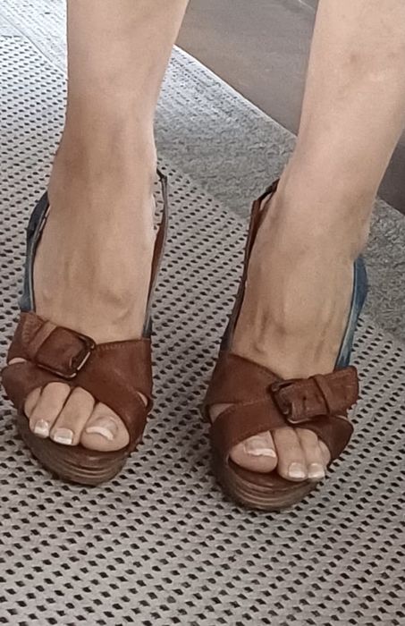 Sandálias em pele, marca Salsa