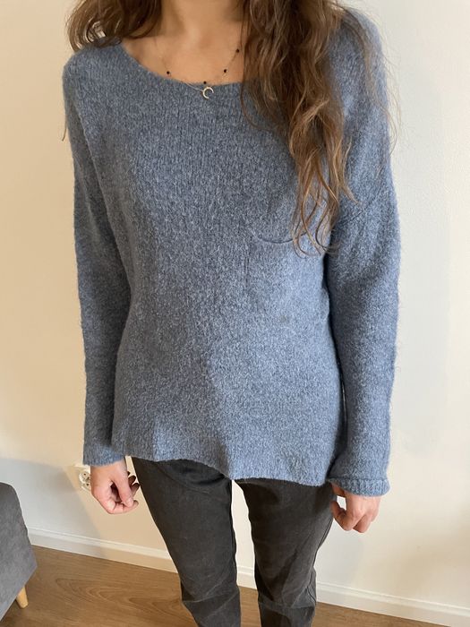 Niebieski sweter w rozmiarze M