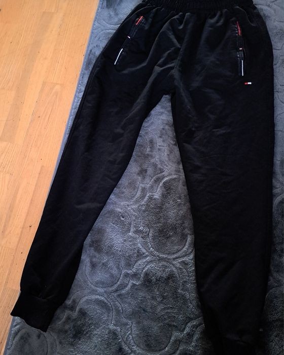 Czarne spodnie dresowe 152cm