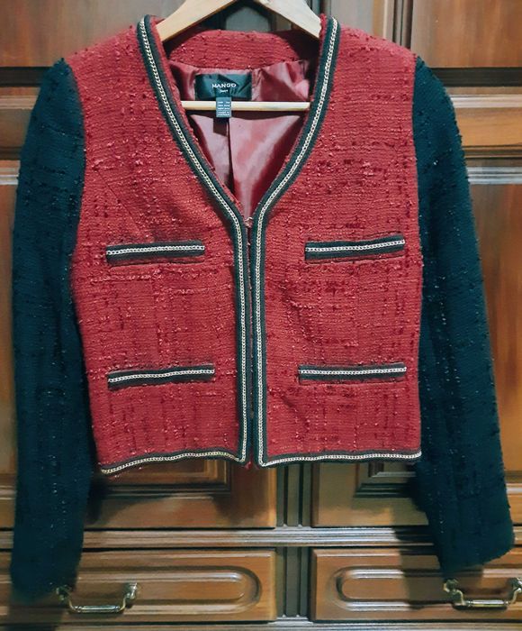 Casaco vermelho e preto