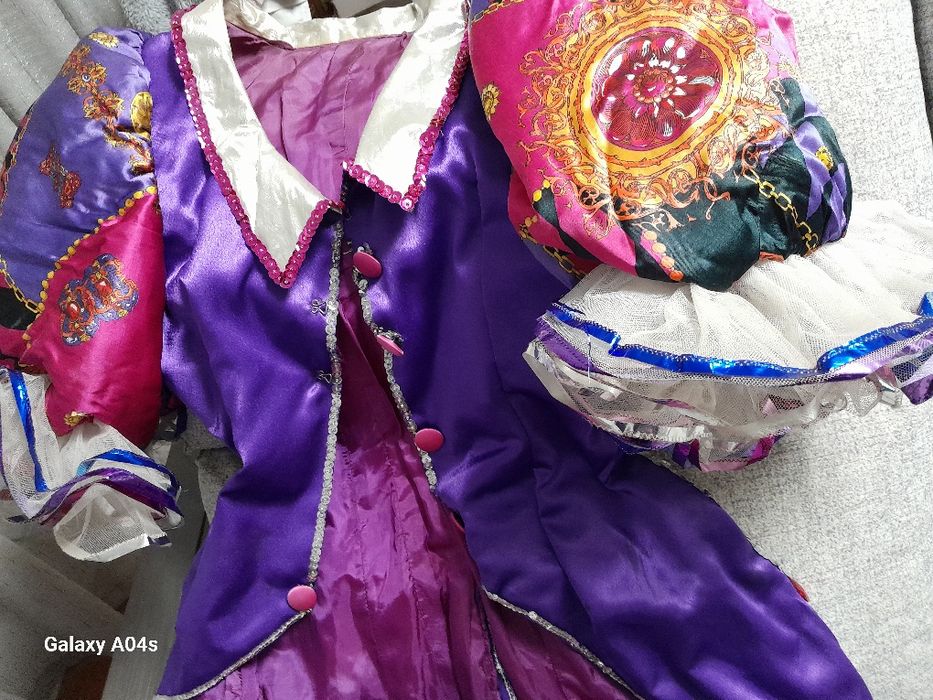 Fantasia de carnaval com teara com lindas plumas lindíssima carnaval