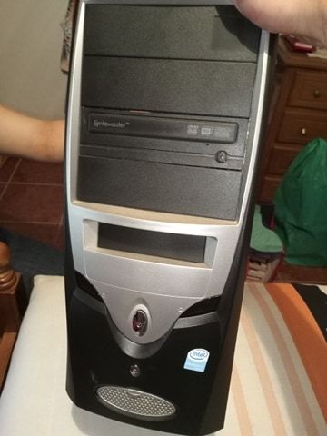 Computador fixo (em funcionamento)64862654922753123