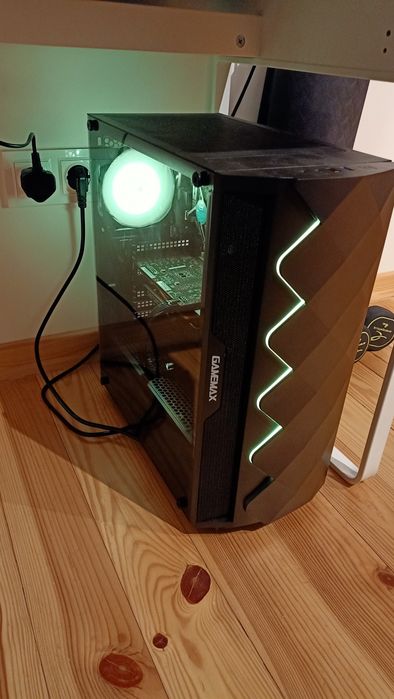 Ігровий ком'ютер з монітором