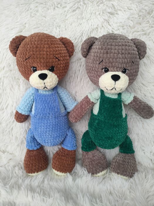 Miś w niebieskich ogrodniczkach na szydełku