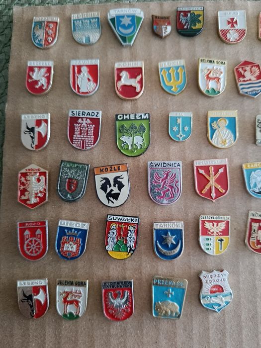 Zestaw 41 odznak herby miast PRL