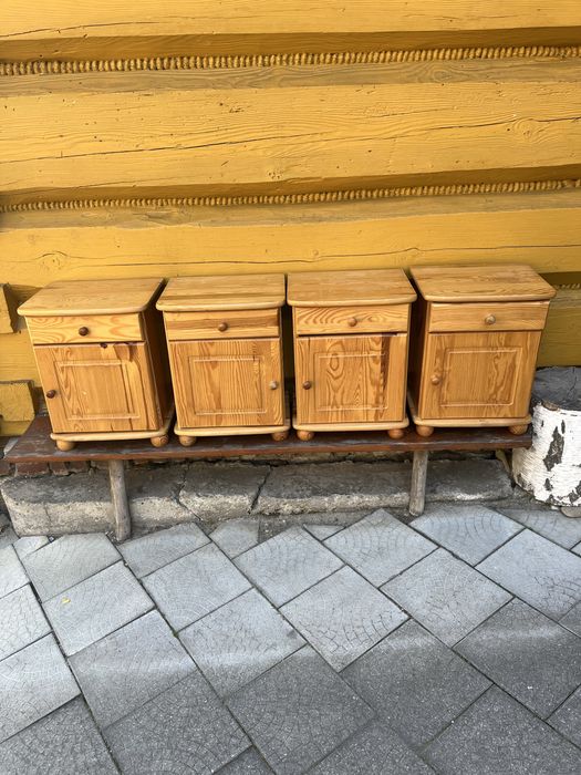 Mała szafka drewniana