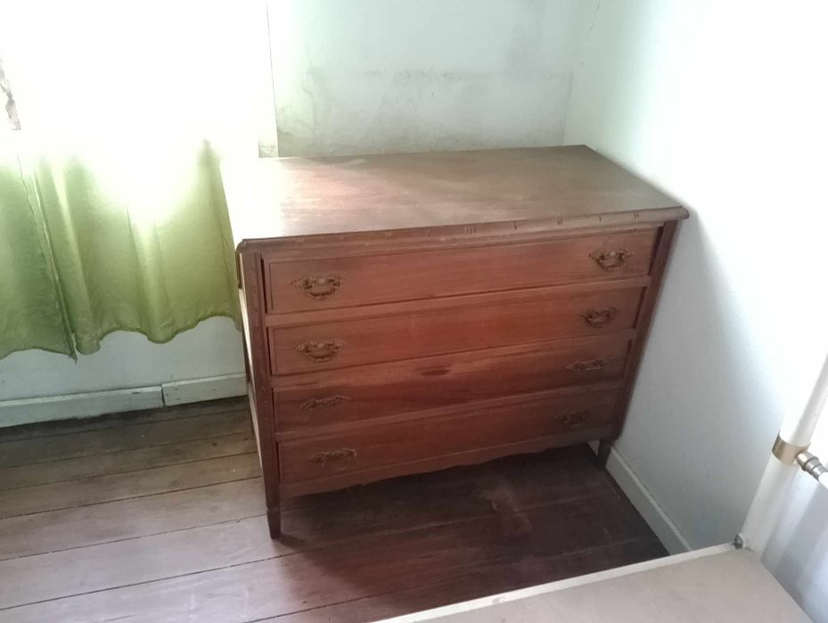 Tenho lote de moveis antigos para venda em bom estado.