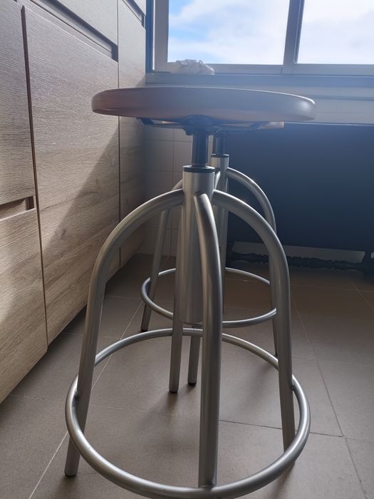 Bancos de balcão reguláveis da  Area