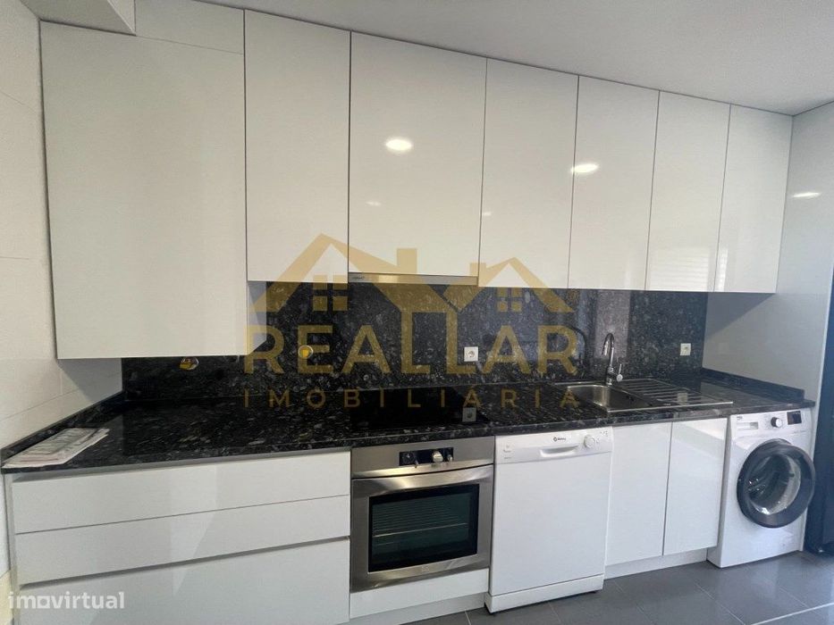 Apartamento T2 Mobilado com Box de Estacionamento em Localização Pr...