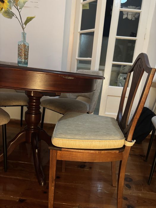 Mesa redonda extensível com cadeiras