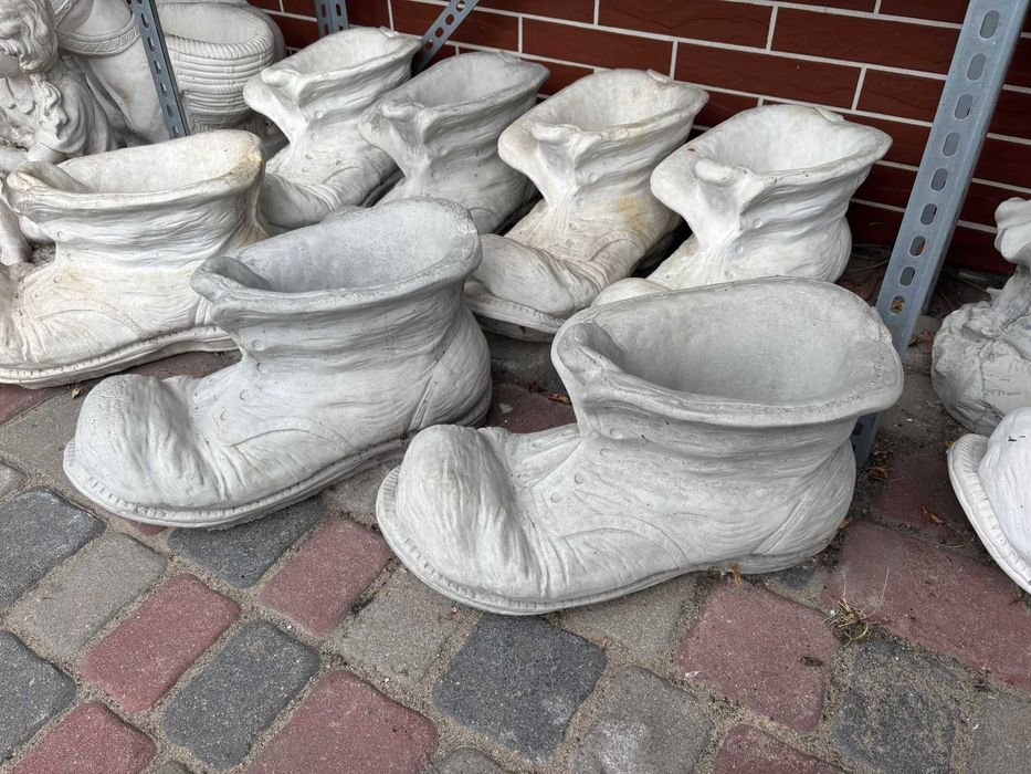 Donica Figurka betonowa do ogrodu but