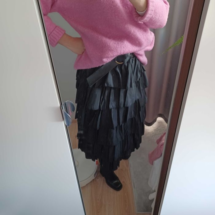 Czarna spodnica falbany