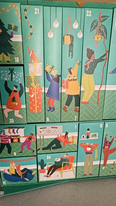 Antiga grande caixa advento da body shoop para decoração