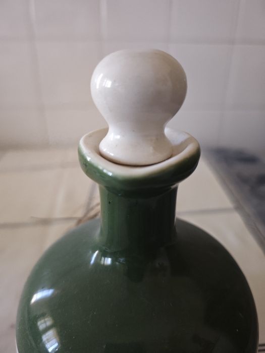 Antiga Garrafa de whisky Cromarty em Cerâmica .