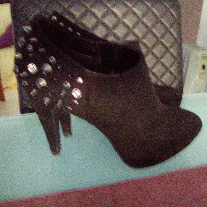Botins pretos com picos
