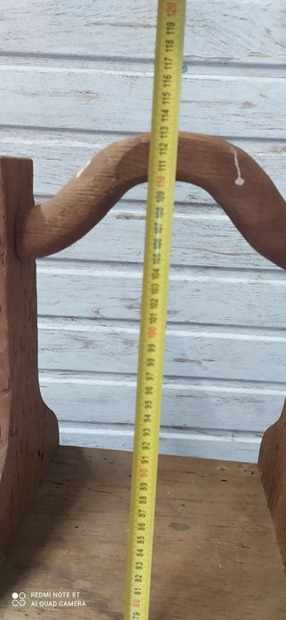 masywny ozdobny stojak na wino stare drewno