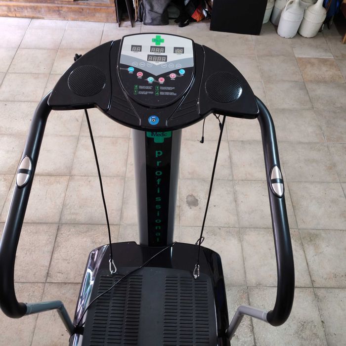 Plataforma vibratória iMedic Professional, 500 W, 180 níveis de velocidade, com elásticos para treino de braços e painel digital."