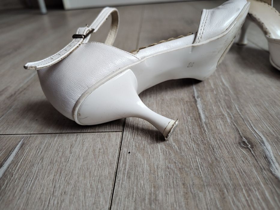 Białe buty na małym obcasie r. 35